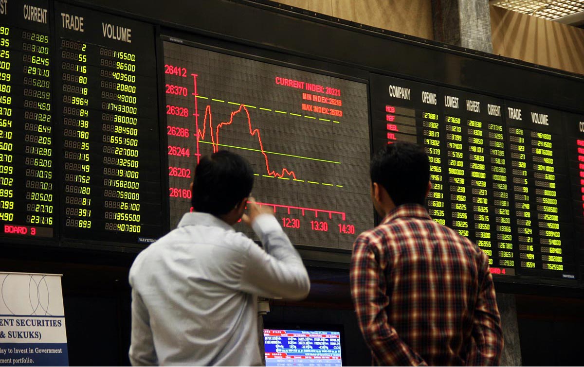 Px11-013
KARACHI: Feb11 Brokers look at digital screen during bearish trend at Karachi Stock Exchange.
ONLINE PHOTO by Sabir Mazhar