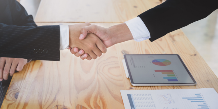 Dos personas cerrando un contrato. Fuente: Bongkarn/ Pexels.com