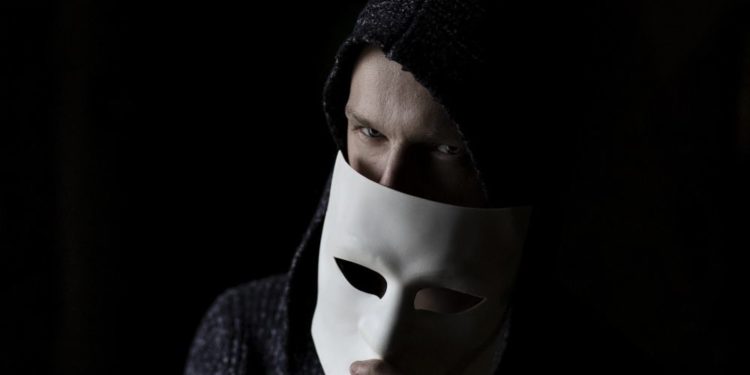 Un hombre misterioso desenmascarándose. Fuente: StanWilliamsPhoto/ Pixabay.com