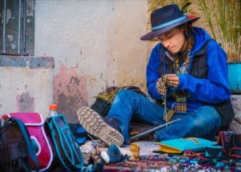 Hombre trabajando en artesanía. Imagen: Gavin Seim/pixabay.com