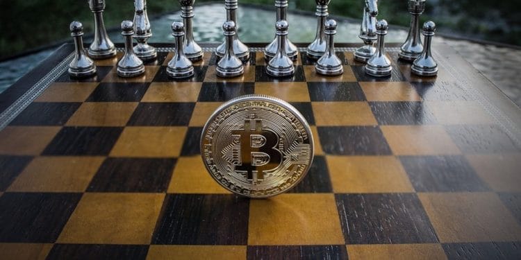 Moneda bitcoin sobre tablero de ajedrez. Fuente: WorldSpectrum/pixabay.com