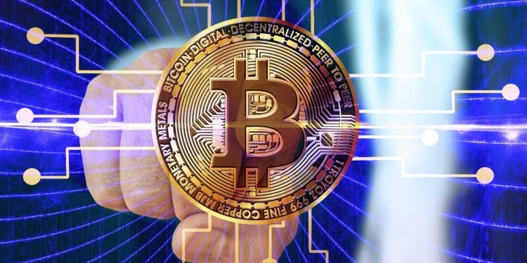 Mano y logotipo de bitcoin. Fuente: Gerd Altmann /pixabay.com