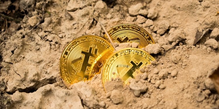 Monedas de bitcoin en arena. Fuente: Dmitry Demidko /unsplash.com