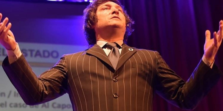 El economista argentino Javier Milei durante la firma de contrato para un libro. Fuente: @JMilei