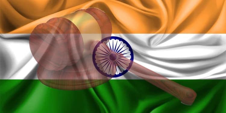 Bandera de la India con mazo judicial. FarkhodVakhob9TJK9 y Mdesigns/pixabay.com
