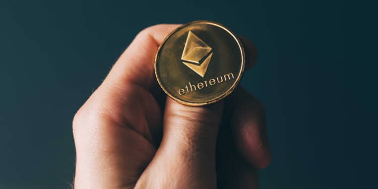 Hombre sosteniendo una moneda de ethereum sobre su pulgar. Fuente:  stevanovicigor /   elements.envato.com