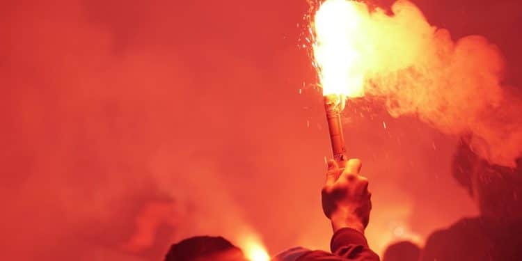 Hombre sujetando una antorcha. Fuente: Daniel Kern / Pixabay