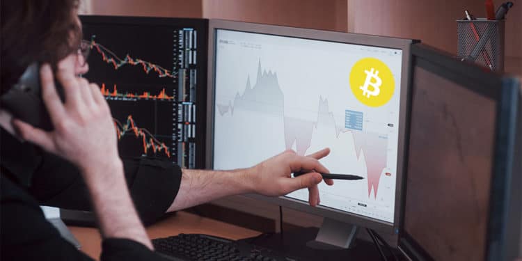 Trader señalando gráfico en pantalla con logo de Bitcoin. Composición por CriptoNoticias. WikimediaImages / Pixabay.com ; mstandret / elements.envato.com