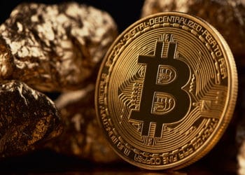 Moneda de Bitcoin frente a piezas de oro. Fuente: serhiibobyk / elements.envato.com