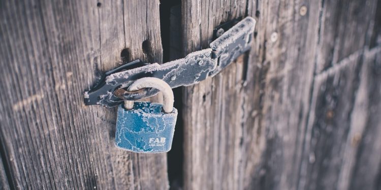 Candado en puerta. Fuente: Free-Photos / Pixabay