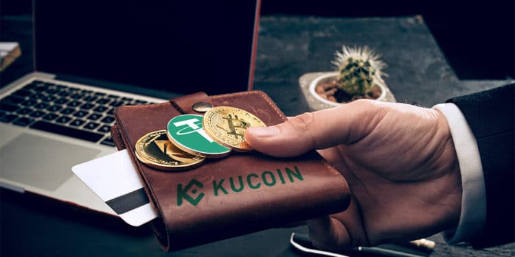 Hombre sosteniendo monedas de Bitcoin, tether y Ethereum sobre billetera con logo de Kucoin. Composición por CriptoNoticias. Tether / bitcoinwiki.org ; Kucoin / Kucoin.com ; @master1305 / Freepik.com.