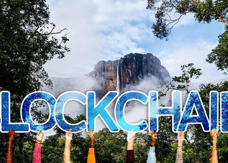 Manos sosteniendo letreto de blockchain con el Salto Angel de fondo. Composición por CriptoNoticias. rawpixel / Freepik.com; twenty20photos / elements.envato.com
