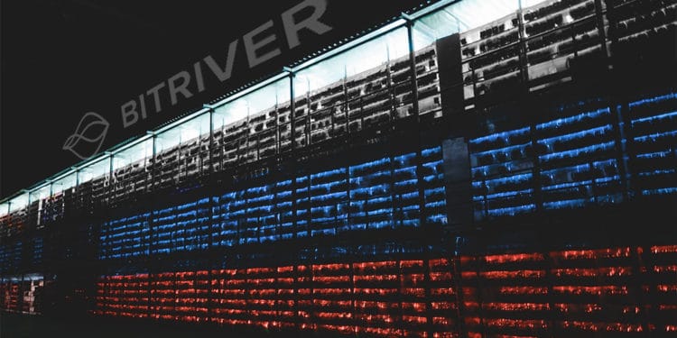 Mineros de Bitriver potenciados por energía hidroeléctrica. Composición por CriptoNoticias. Bitriver / Twitter.com; Slon.pics / Freepik.com; Bitriver / Twitter.com