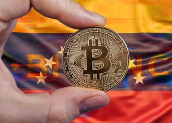 Hombre sostieniendo moneda de Bitcoin con bandera de Venezuela de fondo con logo de Bitcoin en error. Composición por CriptoNoticias. NOMBRE DEL AUTOR / Binance.com; Slon.pics / Freepik.com; @GarryKillian / Freepik.com; erika8213 / elements.envato.com.
