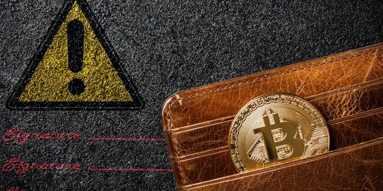 Moneda de Bitcoin en monedero con señal de aviso y lineas de firmas en el fondo. Composición por CriptoNoticias. ff-photo / elements.envato.com; Clker-Free-Vector-Images / Pixabay.com; sergign / elements.envato.com