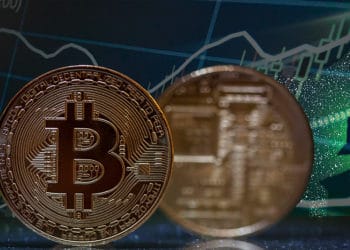 Moneda de Bitcoin con gráfico alcista y toro de fondo. Composición por CriptoNoticias. twenty20photos / elements.envato.com; @starline / Freepik.com; erika8213 / elements.envato.com