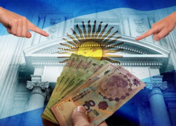 Manos señalan hombre sosteniendo billetes de pesos argentinos con bandera de Argentina y banco central en el fondo. Composición por CriptoNoticias. Minuto Mercedes / minutomercedes.com; Tumisu / Pixabay.com; wirestock / Freepik.com; Banco Central de la República Argentina / Facebook.com
