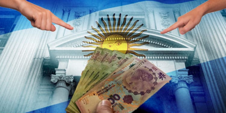Manos señalan hombre sosteniendo billetes de pesos argentinos con bandera de Argentina y banco central en el fondo. Composición por CriptoNoticias. Minuto Mercedes / minutomercedes.com; Tumisu / Pixabay.com; wirestock / Freepik.com; Banco Central de la República Argentina / Facebook.com