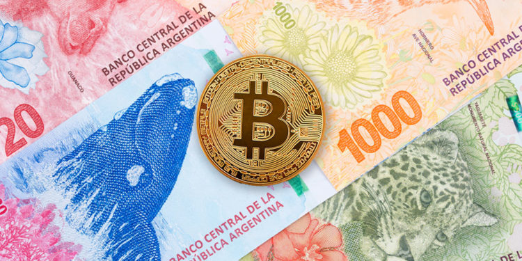Moneda de Bitcon sobre billetes de pesos argentinos. Composición por CriptoNoticias. serhiibobyk / elements.envato.com; johan10 / elements.envato.com.