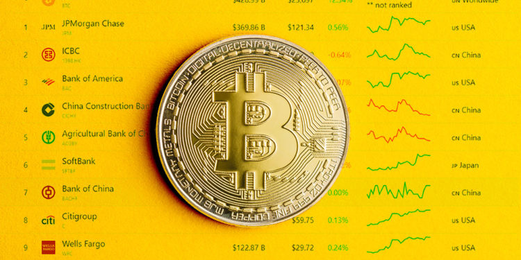 Moneda de Bitcoin sobre listado de principales entidades financieras. Composición por CriptoNoticias. CompaniesMarketCap / companiesmarketcap.com; jirkaejc / elements.envato.com.