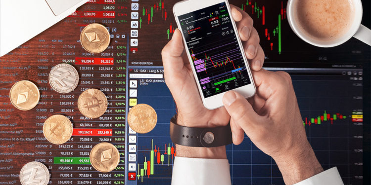 Hombre opera en exchange desde su teléfono con criptomonedas sobre la mesa y gráfico de exchange superpuesto. Composición por CriptoNoticias.sergeitokmakov / pixabay.com; stevanovicigor / elements.envato.com; PIX1861 / pixabay.com.