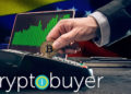 Logo de Cryptobuyer frente a hombre pagando con moneda de Bitcoin con gráfico alcista y bandera de Venezuela en el fondo. Composición por CriptoNoticias. cryptobuyer / cryptobuyer.io; master1305 / freepik.com;  leungchopan / elements.envato.com; wirestock / Freepik.com.