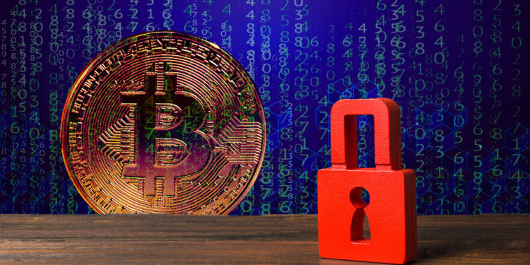 Candado con código y moneda de bitcoin en el fondo. Composición por CriptoNoticias. ESchweitzer / elements.envato.com; freepik / freepik.com; designwebjae / pixabay.com; twenty20photos / elements.envato.com.