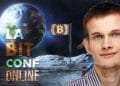 Vitalik Buterin frente a imágen de presentación de LaBitConf. Composición por CriptoNoticias. Lifespan / lifespan.io; LaBitConf / labitconf.com