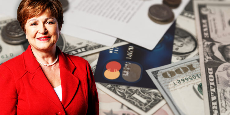 Kristalina Georgieva con billetes de dólar y tarjeta bancaria en el fondo. Composición por CriptoNoticias. World Bank Group / wikipedia.org; Vladdeep / elements.envato.com