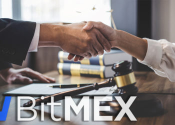 Logo de BitMEX frente a personas estrechando manos en escritorio legal. Composición por CriptoNoticias. BitMEX / wikipedia.org; twenty20photos / elements.envato.com.