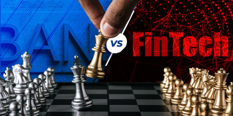 Lucha en tablero de ajedrez con letrero de banco contra fintech en fondo digital. Composición por CriptoNoticias. starline / freepik.com; starline / freepik.com; rawf8 / elements.envato.com; jcomp / freepik.com.