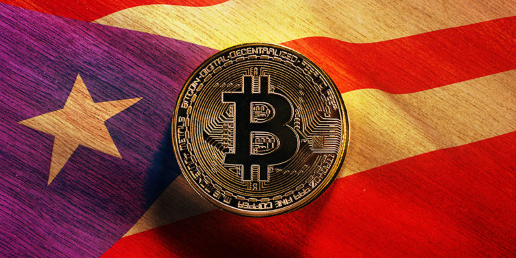 Moneda de Bitcoin sobre mesa con bandera de Puerto Rico superpuesta. Composición por CriptoNoticias. stevanovicigor / elements.envato.com; wirestock / freepik.com