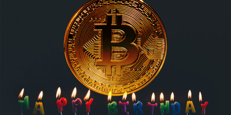 Moneda de Bitcoin con velas de cumpleaños. Composición por CriptoNoticias. ESchweitzer / elements.envato.com; Pexels / pixabay.com.