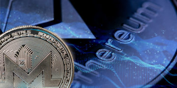 Moneda de Monero frente a red digital con moneda de Ethereum en el fondo. Composición por CriptoNoticias. garloon / elements.envato.com; kjpargeter / freepik.com; macondoso / elements.envato.com.