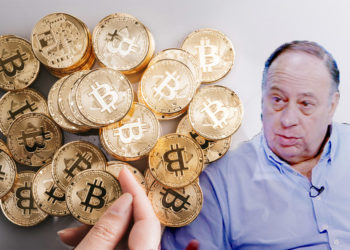 Mujer sostiene moneda de bitcoin con Roberto Cachanosky en el fondo. Composición por CriptoNoticias. Luis Novaresio / kuisnovaresio.com; bitcointere / pxhere.com.