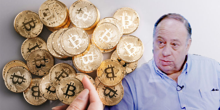 Mujer sostiene moneda de bitcoin con Roberto Cachanosky en el fondo. Composición por CriptoNoticias. Luis Novaresio / kuisnovaresio.com; bitcointere / pxhere.com.